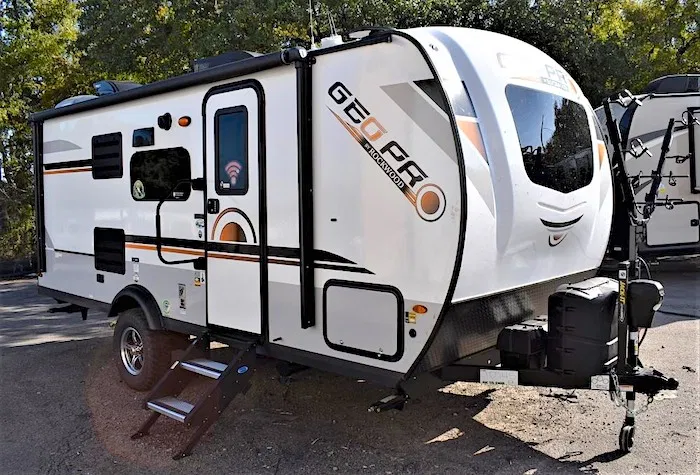 travel trailer with queen bunks