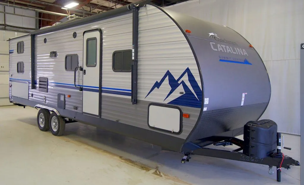 travel trailer with queen bunks