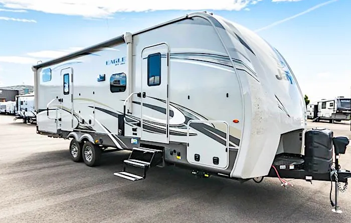 travel trailer with queen bunks